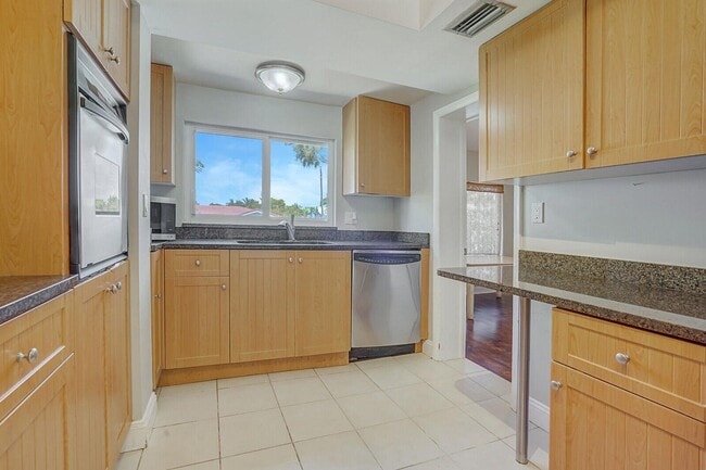 Building Photo - 254 NW 6th Ave