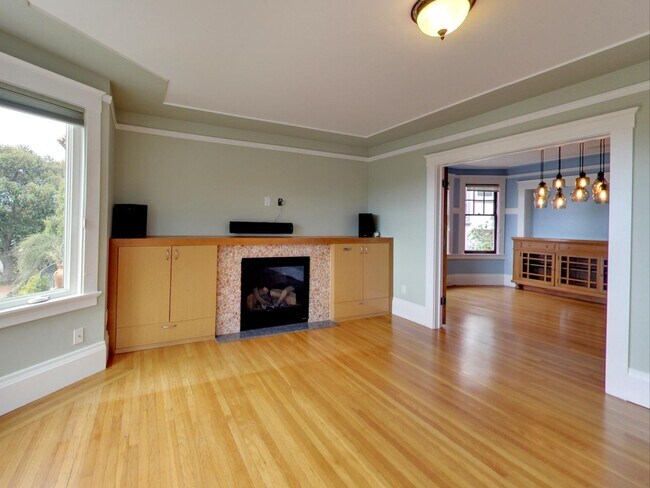 Building Photo - Stunning 4BR/3BA Home with Office, Laundry...