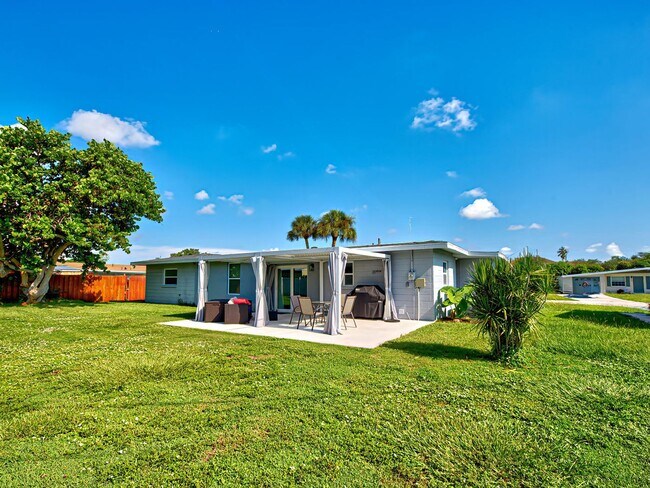 Building Photo - Seasonal Rental Near Venice – Pet-Friendly...