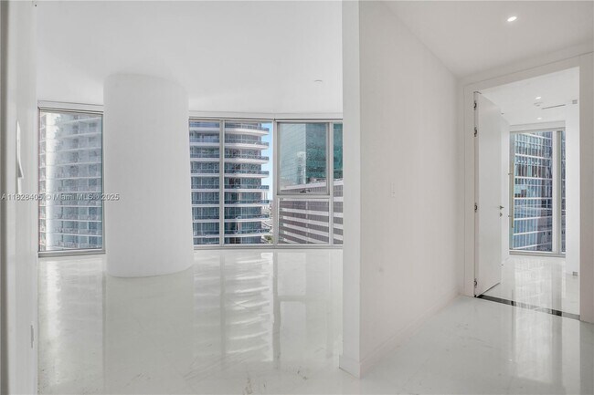 Building Photo - 300 Biscayne Blvd Way