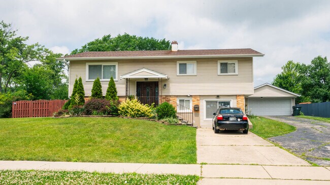 Primary Photo - 490 Amherst Ln