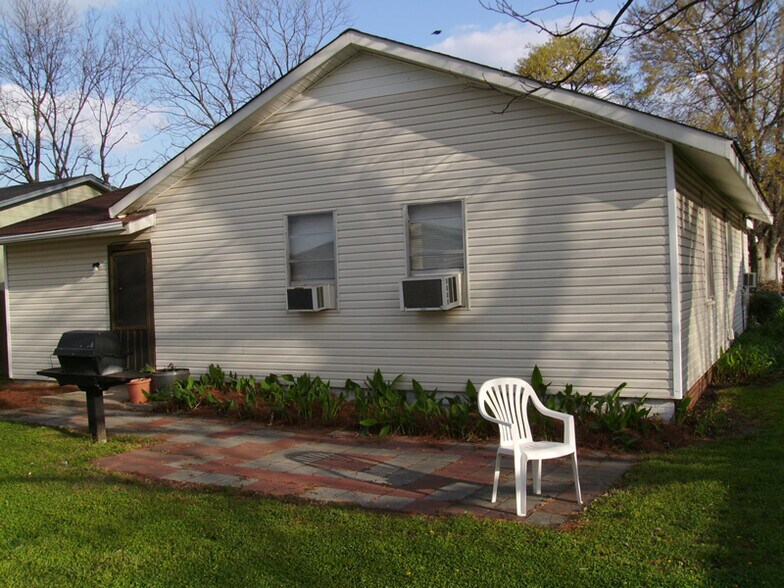 Backyard patio and gas grill. Back entryway to 1-bedroom. - 1109 North Yale Street