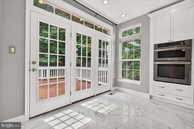 Building Photo - 6455 Saddlebrook Ln