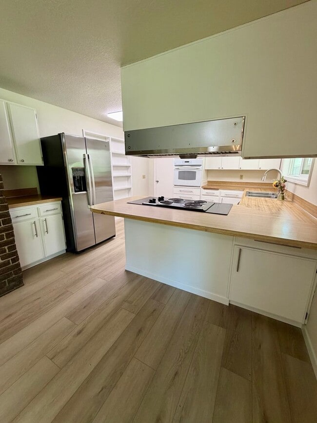Building Photo - Newly Renovated Riverfront 3BR House - Available Now