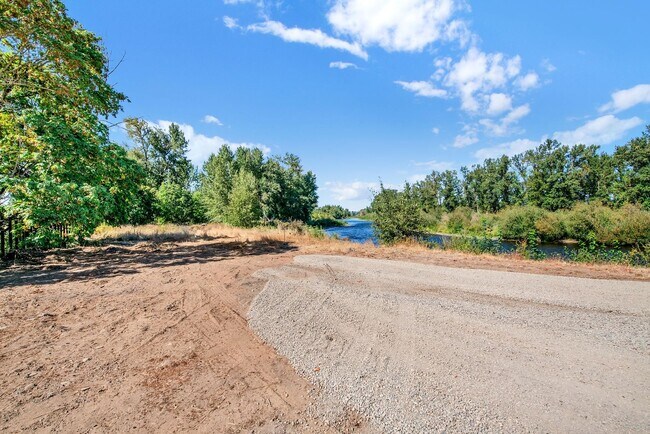 Building Photo - 39601 Santiam Bluffs Rd NE