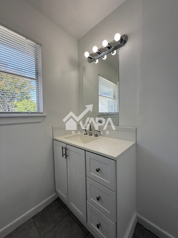 Building Photo - 1719 Farwell Dr