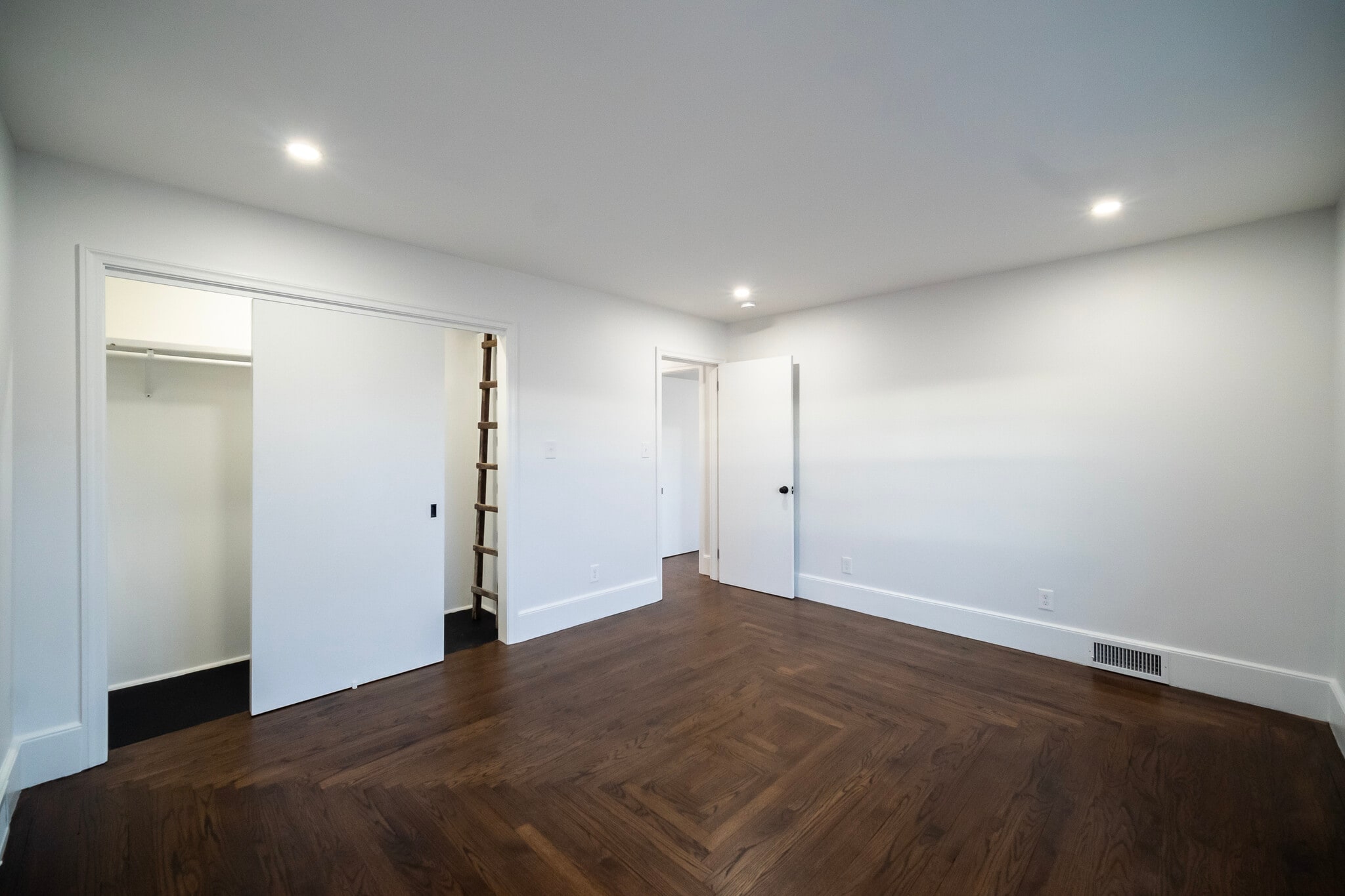 Building Photo - 10 Wampanoag Trl