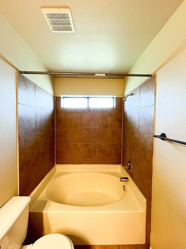 Building Photo - 1111 Nicholas Cir