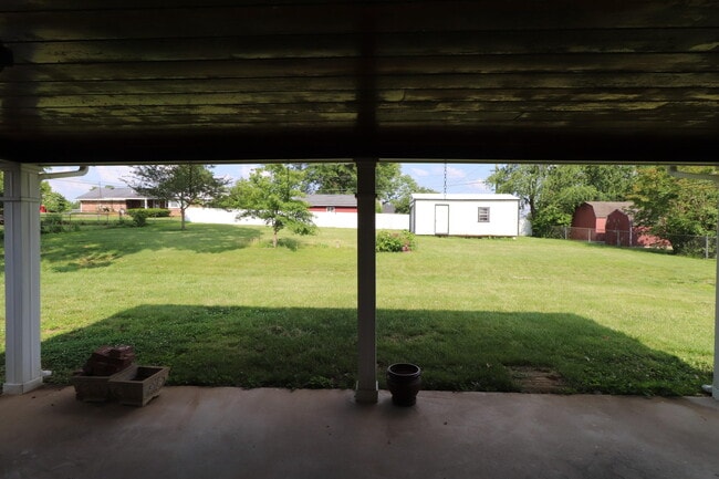 Building Photo - 204 Weil Ln