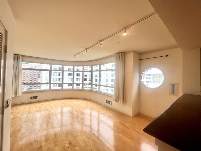 Building Photo - Excellent South Beach Location-1 Bed/1 Bath in Amenity Building with W/D & Garage Parking!