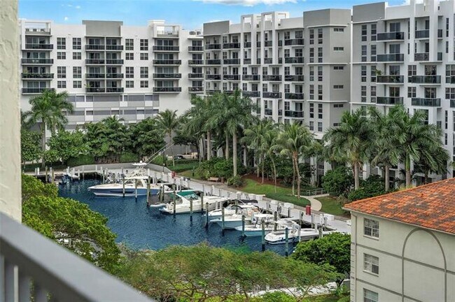 Building Photo - 3200 Port Royale Dr S