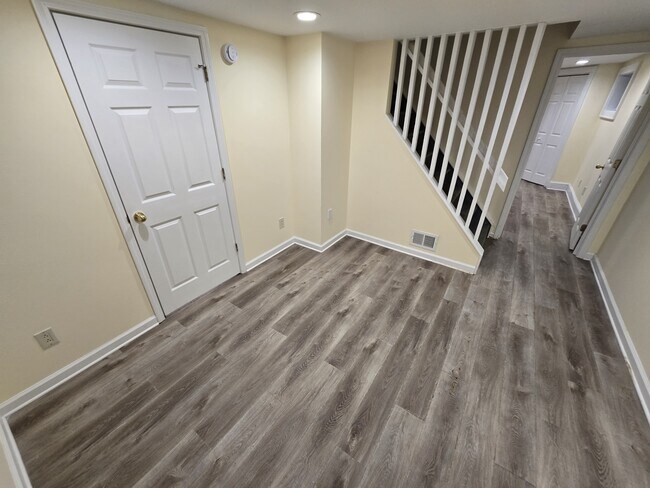 Building Photo - 205 Elmbrook Dr