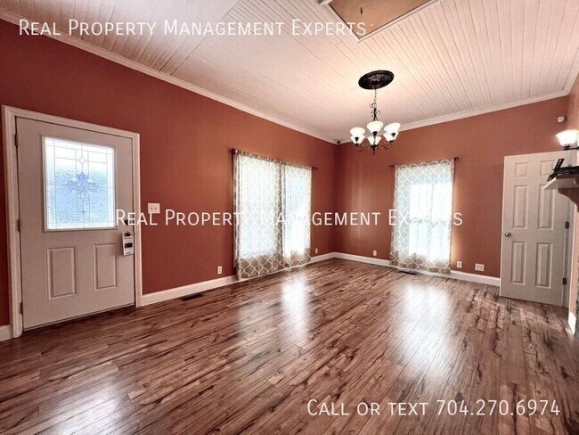 Building Photo - 319 Doster Ave