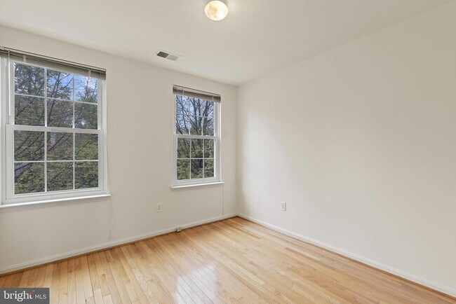 Building Photo - 11201 Woodglen Dr