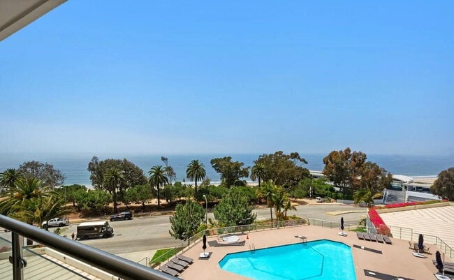 Building Photo - "Chic Santa Monica Oasis: 1-Bedroom Furnis...