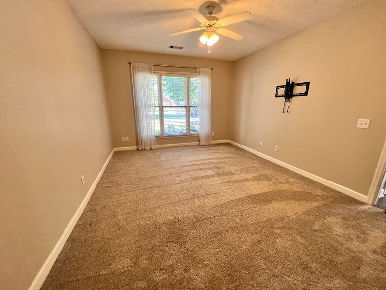 Building Photo - 2209 Clairmont Cir