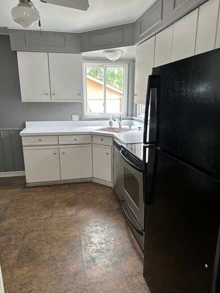 Building Photo - 29625 Rosslyn Ave