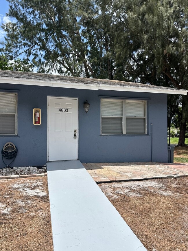 Building Photo - 4833 Serafica Dr