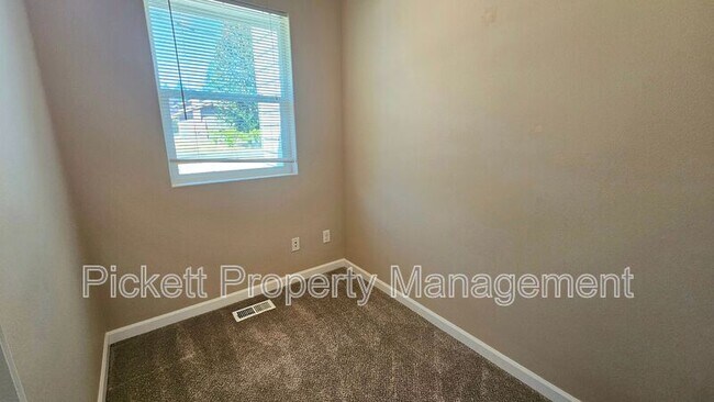 Building Photo - 102 Goldenrod St