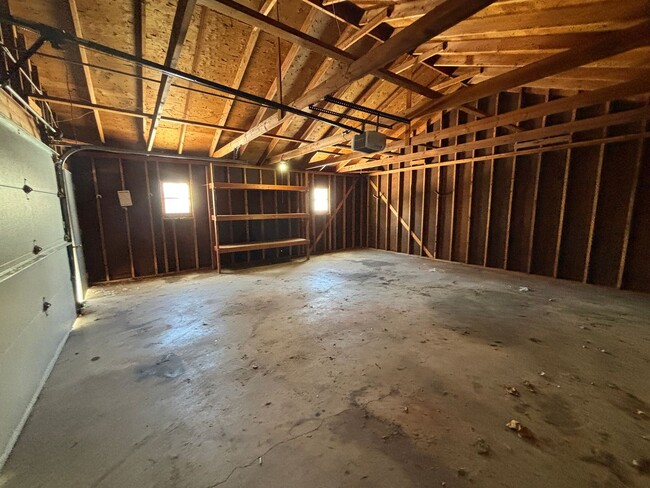 Building Photo - 4 Bedroom, 1 Bathroom home with 2+ car gar...