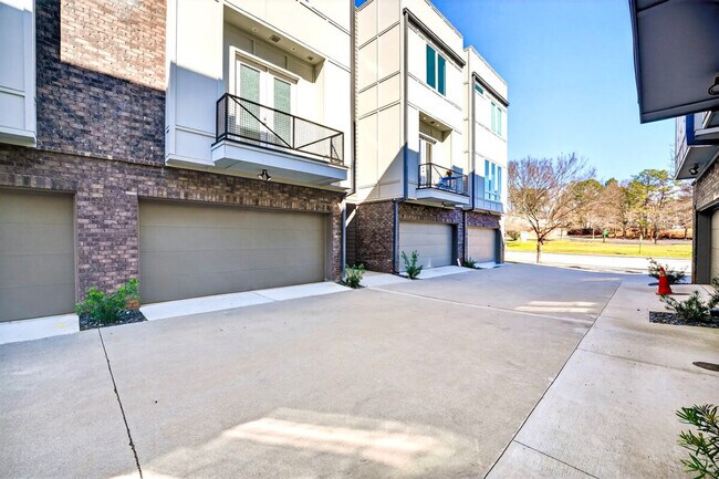 Building Photo - 1680 Memorial Dr SE