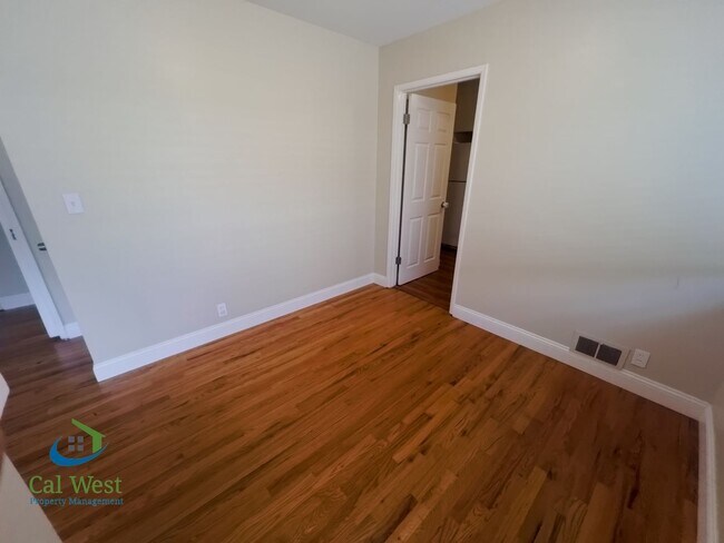 Building Photo - $2,695 - 2 BR/1BA Duplex-Downtown Willow G...