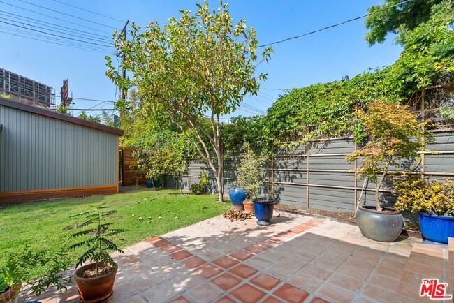 Building Photo - 619 S Sycamore Ave