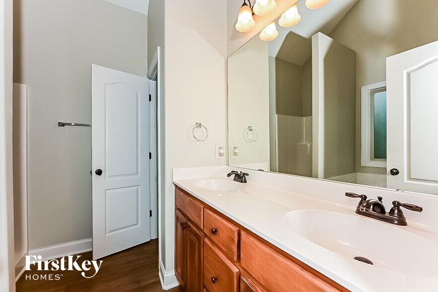 Building Photo - 252 Hedgewood Dr