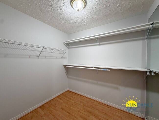 Building Photo - Gorgeous 2 Story Townhome in Fort Walton Beach!