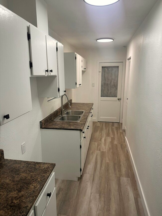 Building Photo - 934 1/2 Simmons Avenue, Unit 934 1/2