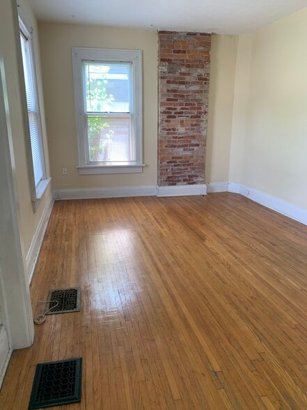 Living room - 2535 Summit Street