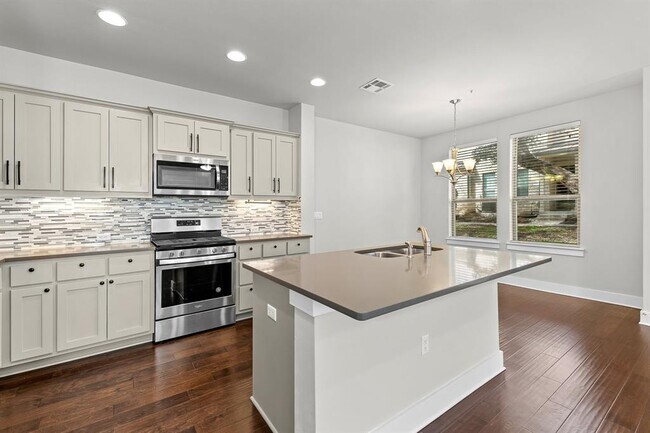 Building Photo - 13800 Lyndhurst St