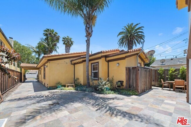 Building Photo - 1659 Ellsmere Ave