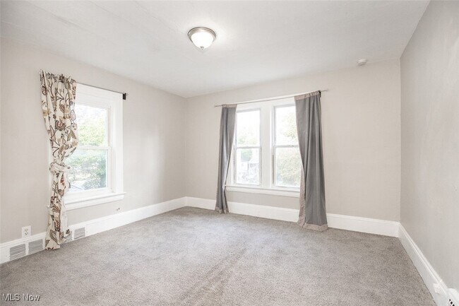 Building Photo - 844 E 154th St