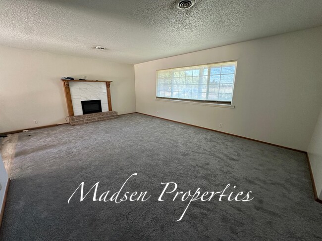 Building Photo - 2481 Durham-Dayton Hwy