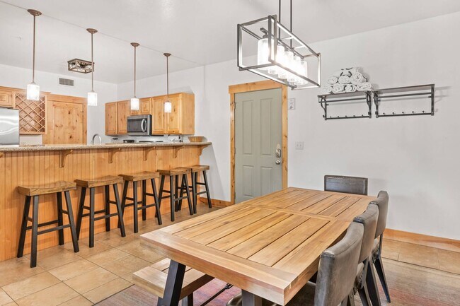 Building Photo - Stunning Furnished Park City Condo