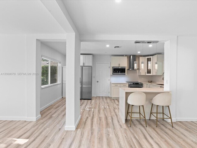 Building Photo - 5406 S Le Jeune Rd