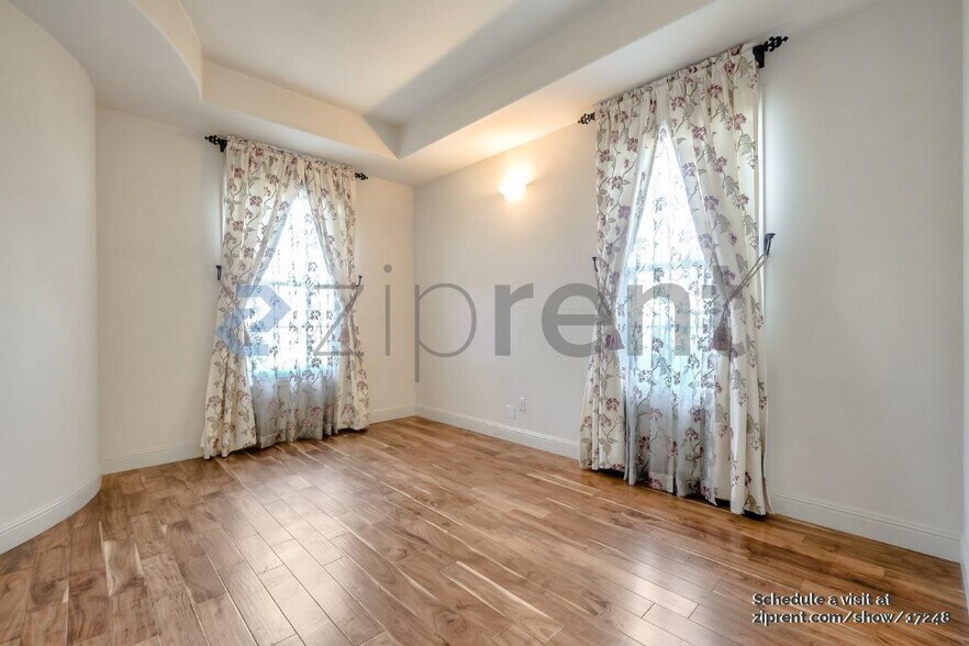 Building Photo - Unit