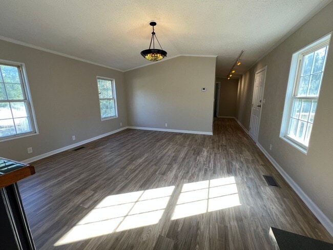 Building Photo - 3 Bedroom, 2 Bath Mobile Home in Dearing