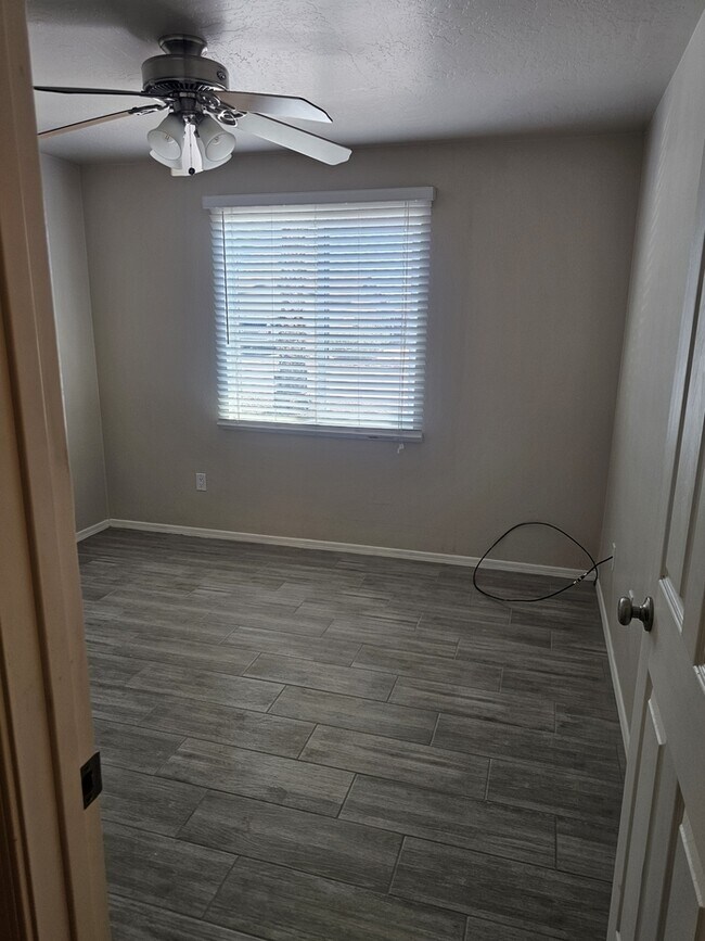 Building Photo - Great 3/2 in NE Phoenix with brand new flo...