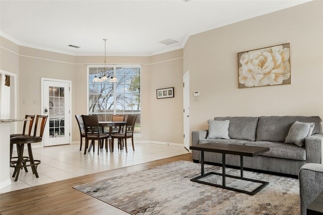 Building Photo - 118 W Greenbriar Ln