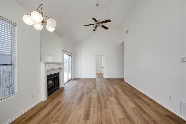 Building Photo - 2007 Castle View Dr