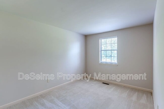 Building Photo - 1122 Brentwood Pointe