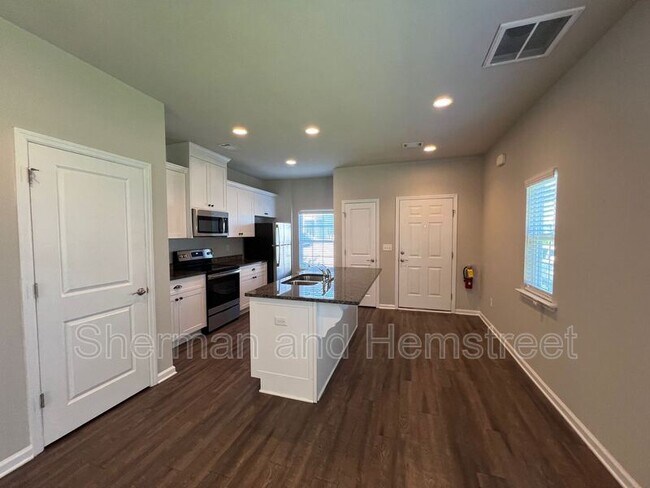 Building Photo - 616 Dobhill Ln