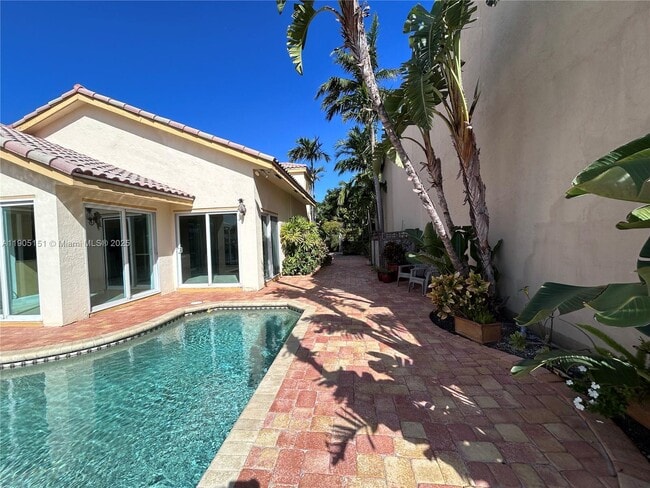 Building Photo - 484 Commodore Cir