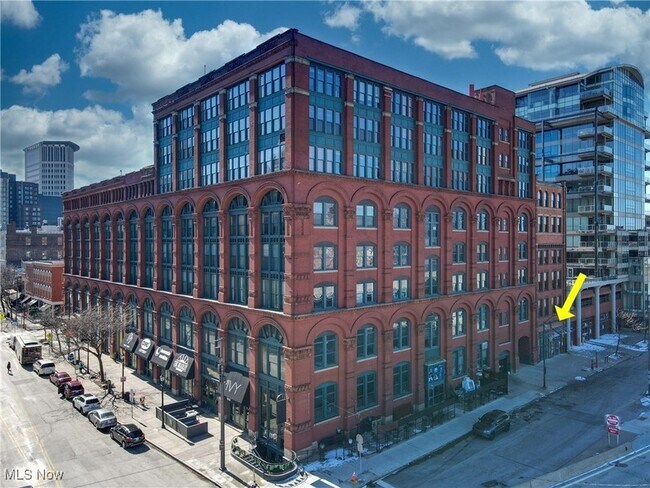 Building Photo - 635 W Lakeside Ave