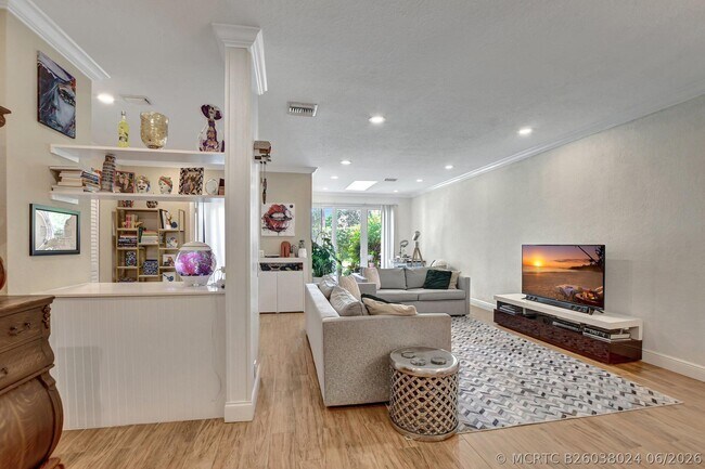 Building Photo - 6682 Via Regina
