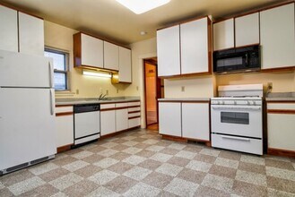 Building Photo - 645