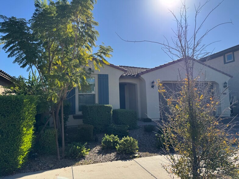 Building Photo - 9431 E Static Ave