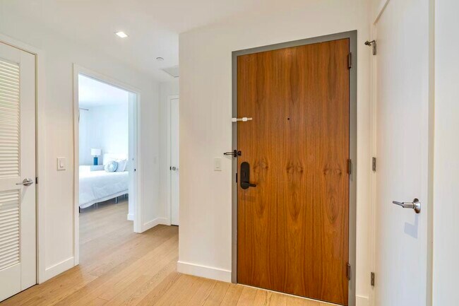 Building Photo - 75 Park Ln S